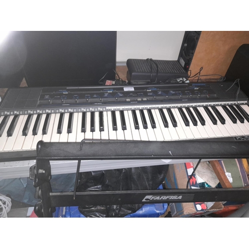 676 - Farfisa Fk60 Electronic Keyboard And Stand Working