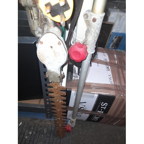 76 - Extendable Hedge Trimmer Working Blades Need Oiling Before Use