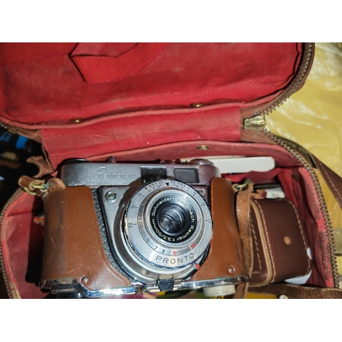 122 - Case Of Vintage Camera'S With Flashes And Accessories