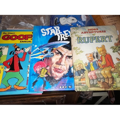 7 - 4 Vintage Annuals Inc Star Trek, Goofy & Sindy