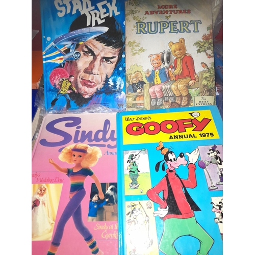 7 - 4 Vintage Annuals Inc Star Trek, Goofy & Sindy