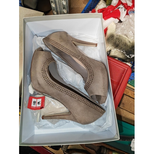 131 - Pair Of Carvela Ladies Shoes Size Eu 38