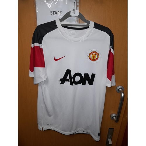 20 - Manchester United Aon Football Shirt Size Medium