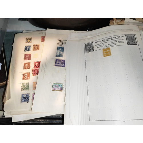 569 - Folder Of World Stamps On Pages