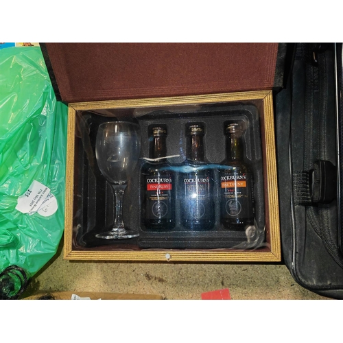 273 - Port Presentation Set In Book Shaped Box