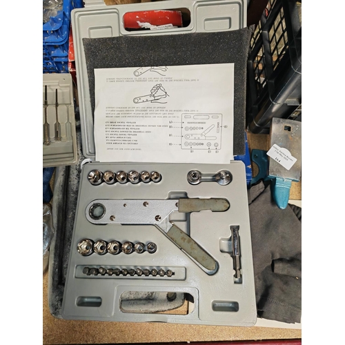 128 - Selection Of Tools Including A Unispanner, 2 Mini Tool Kits, Socket Set, Mini Grinder And Jawz Rotar... 