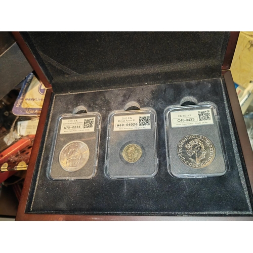 324 - 2021 £5 Coin Plus Royal Arms Pound Coin And 1953 Coronation Crown In Cases With Stamps And Box