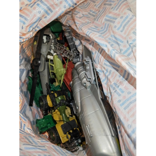 198 - 30 Kinder Toys + 300 Plastic Soldiers/Tanks