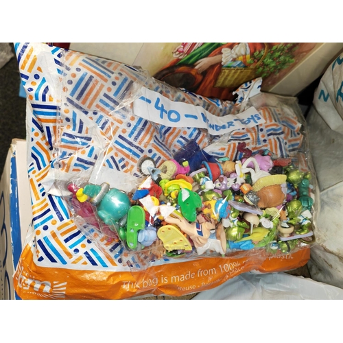 198 - 30 Kinder Toys + 300 Plastic Soldiers/Tanks