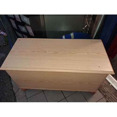 90 - Pine Effect Blanket Box