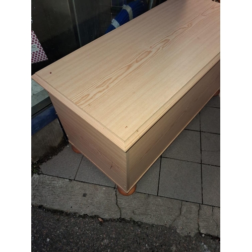 90 - Pine Effect Blanket Box