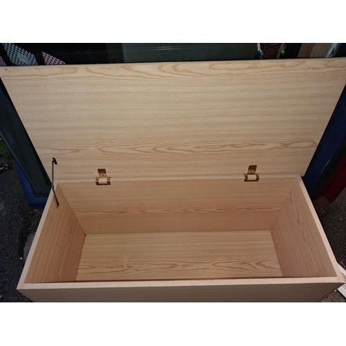 90 - Pine Effect Blanket Box