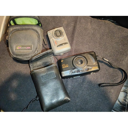 280 - 2 Vintage Digital Camera'S