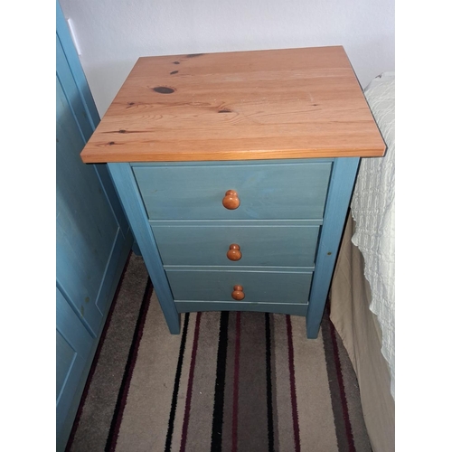 105 - 4 Pce Bedroom Set In A Blue Washed Paint