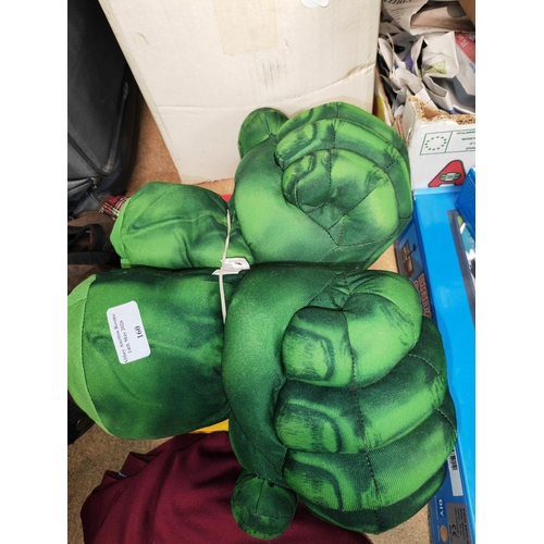 160 - Marvel Annual 1972 + 2 Large Plush Hulk Hands