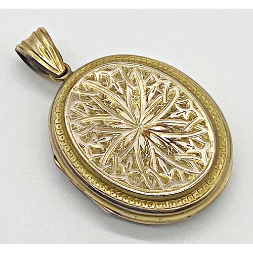 324 - Yellow unmarked metal locket with engraved decoration. Measuring 3.5 cm x 2.5 cm approx. Weight 13.5... 