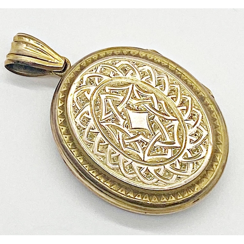 324 - Yellow unmarked metal locket with engraved decoration. Measuring 3.5 cm x 2.5 cm approx. Weight 13.5... 