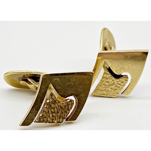 334 - A pair of 9ct gold cufflinks with retro design. Measuring just over 1.5 cm x just over 1 cm, 11.65 g... 