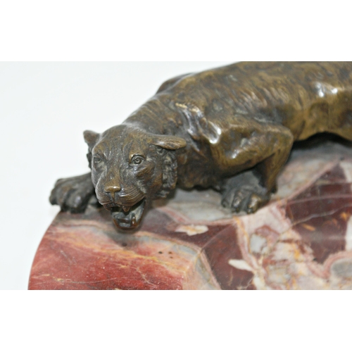 153 - Large art deco red onyx ash or pen tray, mounted by a bronze tiger, 26cm long