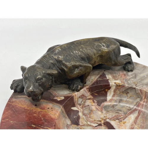 153 - Large art deco red onyx ash or pen tray, mounted by a bronze tiger, 26cm long