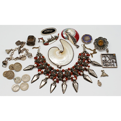 349 - A mixed lot of sterling silver and costume jewellery to include 2 shell pendants marked 925, a sterl... 