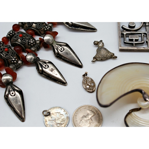 349 - A mixed lot of sterling silver and costume jewellery to include 2 shell pendants marked 925, a sterl... 