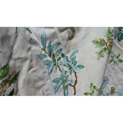 501 - Two pairs of good quality country house lined curtains, with printed floral blue and white decoratio... 