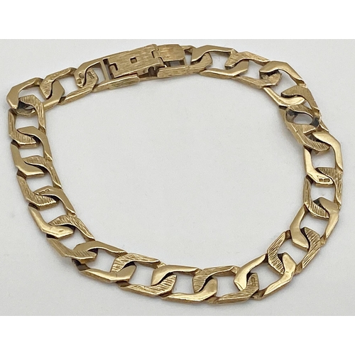 307 - 9ct gold flat link curb bracelet with burnished intermittent links and clasp. Stamped 375. Measuring... 