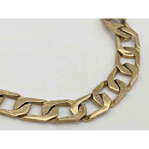 307 - 9ct gold flat link curb bracelet with burnished intermittent links and clasp. Stamped 375. Measuring... 