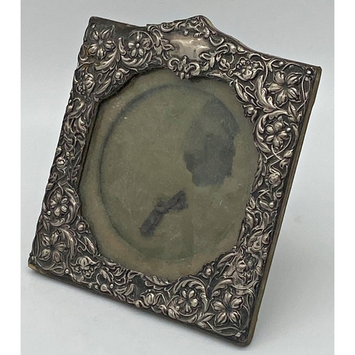 39 - Good silver applied easel frame, with 11 x 11.5 cm mount, framed by pierced scrolled foliage, 17.5 x... 