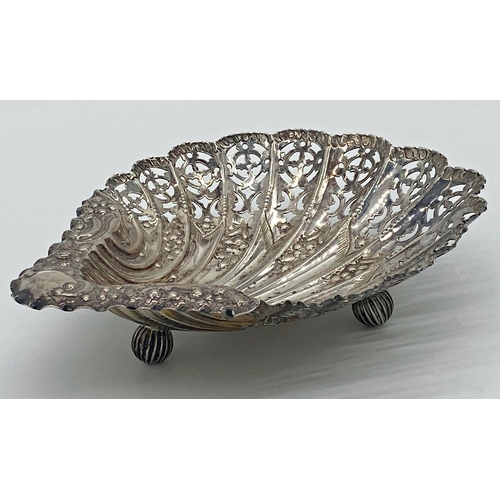 55 - Good quality Edwardian silver scallop shell bonbon dish, with pierced and embossed decoration, maker... 