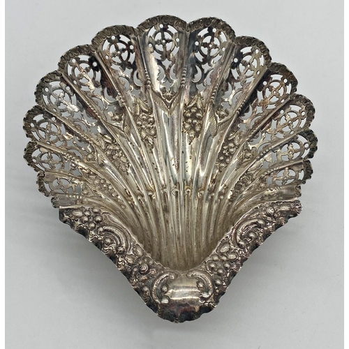 55 - Good quality Edwardian silver scallop shell bonbon dish, with pierced and embossed decoration, maker... 