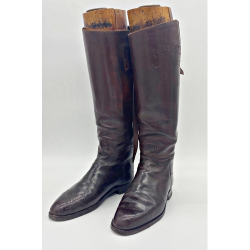 1120 - Good pair of leather riding boots with original trees with brass pull handles, 49cm high