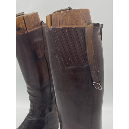 1120 - Good pair of leather riding boots with original trees with brass pull handles, 49cm high