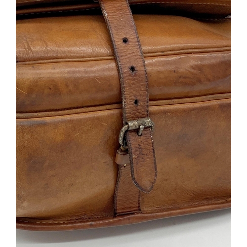 425 - Good quality vintage leather shooter's satchel with stitched leather rack for cartridges and pouches... 