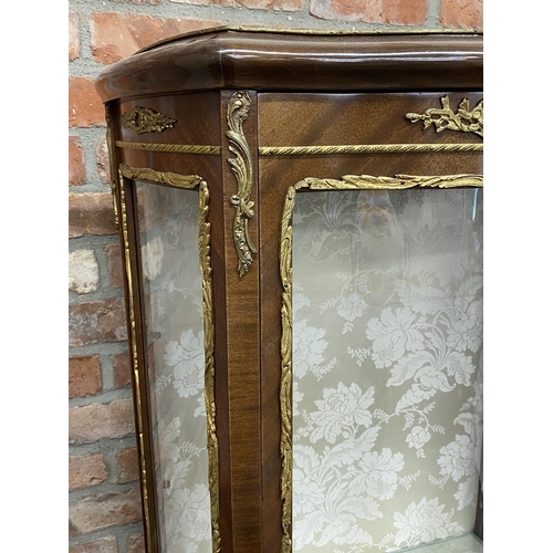 1138 - A good quality French serpentine vitrine cabinet with gilt metal mounts and inlaid panel to the hing... 