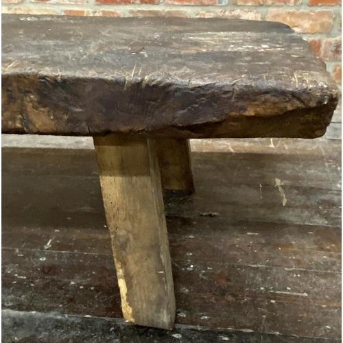 1189 - Incredible 17th century burr elm pig bench, the rustic top upon four plain splayed chamfered legs, 4... 