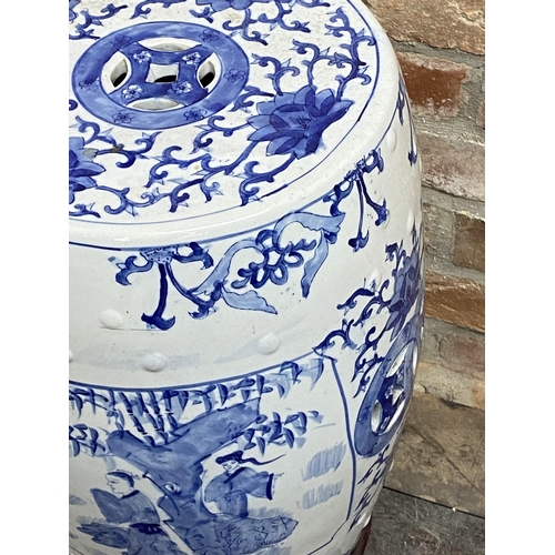 507 - A Chinese export blue and white ceramic barrel stool with pierced top painted figures in an exterior... 