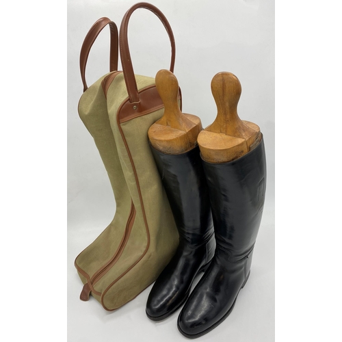 1081 - Good quality pair of gents leather riding boots, size 9, with trees within a carry bag