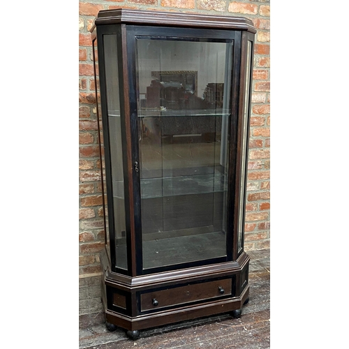 1146 - Good quality late 19th century glass cabinet, with canted corners, bevelled glass with shelved inter... 