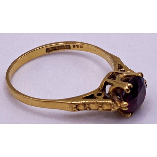 172 - An 18ct gold ring set with a red Garnet solitaire stone. Size P, weight 2.6 grams approx.