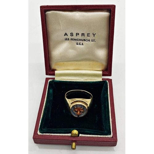 181 - A 9ct gold signet ring set with a painted and intaglio carved Essex crystal depicting a fox's head i... 