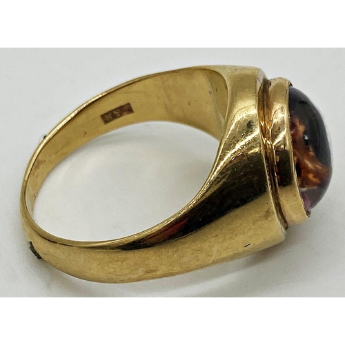 181 - A 9ct gold signet ring set with a painted and intaglio carved Essex crystal depicting a fox's head i... 