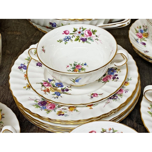 550 - Extensive collection of mainly Minton 'Marlow' tea and dinner wares, comprising oval platters, vario... 