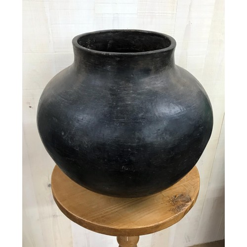 1213 - Unusually large African clay pot upon a good turned softwood tripod stand
Measures H 38cm w 43cm