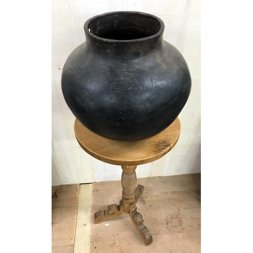 1213 - Unusually large African clay pot upon a good turned softwood tripod stand
Measures H 38cm w 43cm