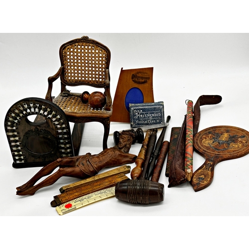 1158 - Good collection of treen and wooden items to include - miniature bergère chair, Mauchlineware easel ... 