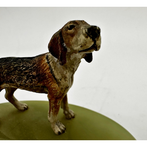 432 - Art Deco onyx pin tray mounted by a cold painted bronze foxhound, 12cm long