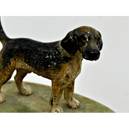 433 - Art Deco onyx pin tray mounted by a cold painted bronze foxhound, 14cm long