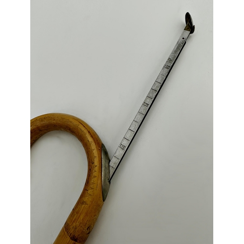 478 - Crook handled horse measuring stick, 99cm long